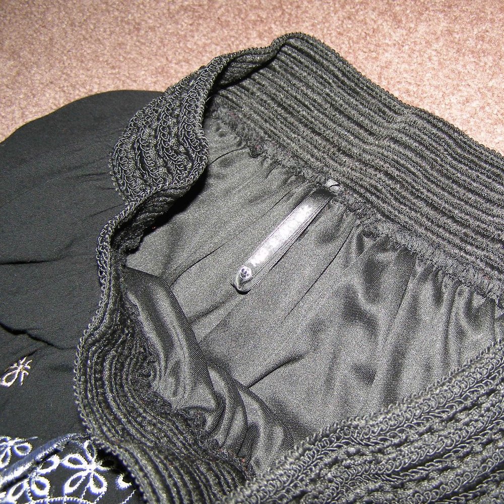 🌹 NEW size L/XL 10-12 Black Skirt with Floral Embroidered design - Picture 10 of 13